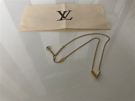 v ketting goud louis vuitton|Essential v ketting metaal Louis Vuitton goud in Metaal .